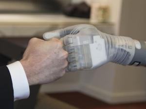 Injertos especiales de tejido muscular para ayudar a sentir y controlar prótesis robóticas