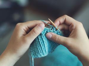 Física en las agujas de tejer, o cómo la ciencia explica la elasticidad del punto