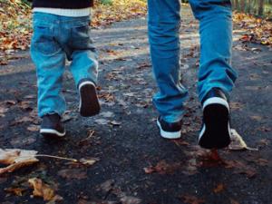 Padre e hijo caminando al colegio. / Oliche (PIXABAY)