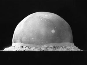 Trinity Site explosion. / Berlyn Brixner - Los Alamos National Laboratory (WIKIPEDIA)