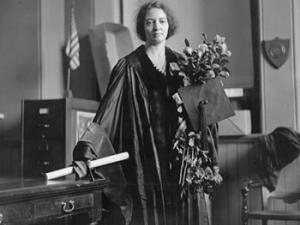 Irène Joliot-Curie (1897-1956), una de las cuatro mujeres galardonadas con el premio Nobel de Química desde 1895. / Acc. 90-105 - Science Service, Records, 1920s-1970s, Smithsonian Institution Archives (WIKIMEDIA)