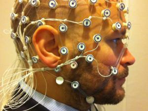 Sujeto preparado para una grabación de EEG en el phonetics lab, Stockholm University. / Petter Kallioinen (WIKIMEDIA)