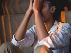 Hombre con manos en la cara. / MasimbaTinasheMadondo (PIXABAY)