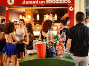 Las fotografías tomadas por el fotógrafo Víctor G. Carreño respaldan cuán integrado está el alcohol en el paisaje urbano de Madrid. / Víctor G. Carreño (UAH)