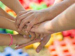 Este proyecto ha analizado las necesidades derivadas de la escolarización de niños, niñas y jóvenes con enfermedades poco frecuentes en centros escolares de ocho Comunidades Autónomas. / jarmoluk (PIXABAY)