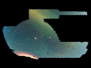 Esta imagen muestra el campo de visión completo de DES - aproximadamente un octavo del cielo - fotografiado por DECam, donde los diferentes colores indican la distancia a la que se encuentran las estrellas (azul corresponde a las estrellas más cercanas, verde a un rango intermedio de distancias y rojo para las más lejanas). Varias corrientes estelares son visibles en la imagen como líneas amarillas, azules o rojas a lo largo del cielo. / Dark Energy Survey Collaboration