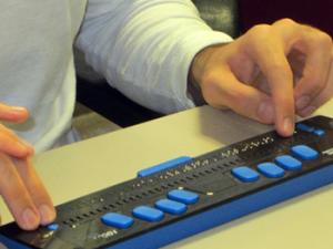 Los sordociegos ya pueden 'ver' la televisión sin necesidad de intermediarios