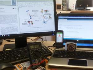 La conexión entre el dispositivo portátil y el teléfono se realiza mediante Bluetooth, mientras que el teléfono inteligente estaría conectado a los padres a través de la red móvil. / UGR