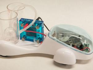 Prototipo a escala de coche de hidrógeno que genera y almacena este gas de forma segura. / Damián Llorens