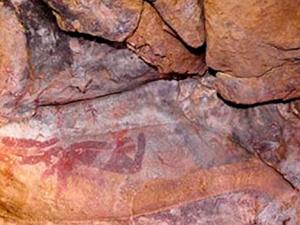 Minúsculas figuras humanas pintadas en Azguer. / UNED