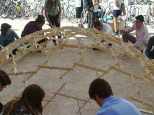 Estudiantes montando una estructura “autoportante”. Estas cúpulas de basan en un diseño geométrico que aparece en el Códice Atlántico (colección encuadernada de dibujos y escrituras de Leonardo da Vinci). Fotografía de Fernando Blasco presentada a la segunda edición del concurso #fototechUPM