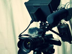 Cámara de vídeo profesional. / robertlischka (PIXABAY)