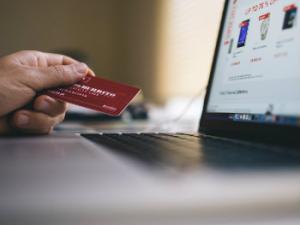 El estudio concluye que aunque muchas marcas y páginas web se protegen mediante el registro de nombres similares, los consumidores deberían estar atentos ya que el control de las empresas no es suficiente para eliminar el gran número de imitaciones existentes. / StockSnap (PIXABAY)