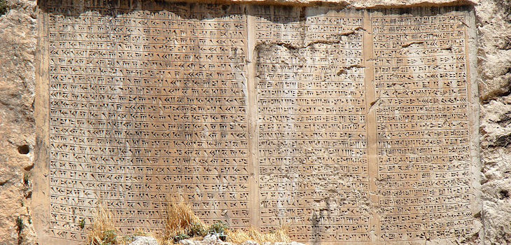 Una gran inscripción cuneiforme encontrada en el lado sur de la colina de Van Castle, a cuatro kilómetros al oeste de la actual Van, en el este de Turquía. Tiene varios metros de alto y ancho, tiene 25 siglos de antigüedad y el mensaje proviene del rey persa Jerjes. / Bjørn Christian Tørrissen: http://bjornfree.com/galleries.html (WIKIMEDIA, CC BY-SA 3.0)