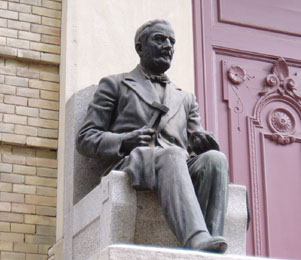 Estatua sedente de Guillermo Schulz, emplazada en la fachada principal de la Escuela Técnica Superior de Ingenieros de Minas de Madrid, que representa al personaje tallando (formateando) las muestras geognósticas de su colección. Escultura de F. Orduna (1925).