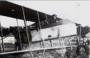 González Gallarza y Herrera a bordo de un Farman en el aeródromo de Guadalajara. Archivo Fotográfico Latorre y Vegas. Biblioteca de Investigadores de Guadalajara