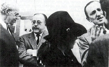 Gaya Nuño conversando con el poeta Ramón de Garcíasol y Buero Vallejo