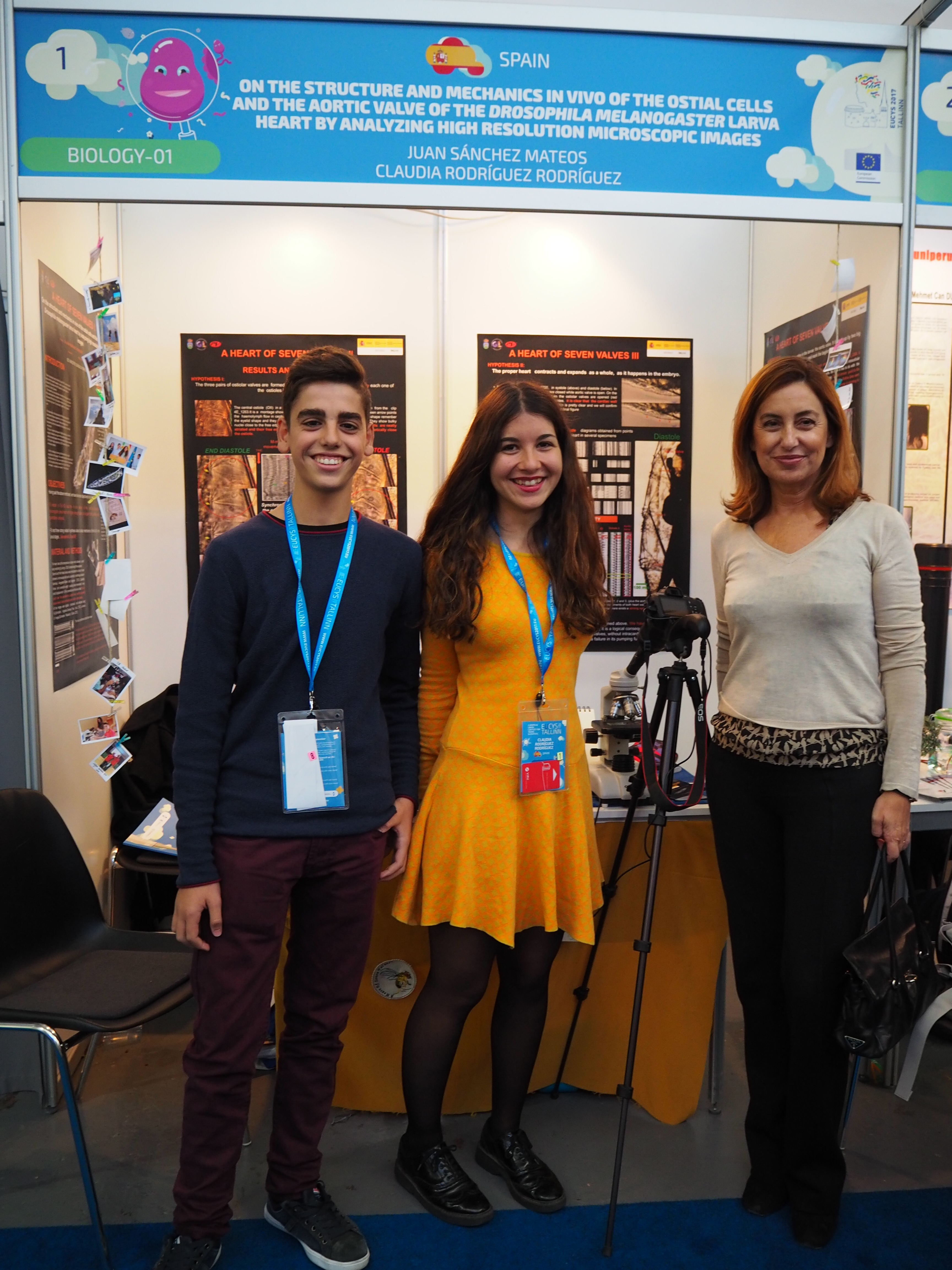 Los 5 jóvenes ante el Museo Marítimo de Estonia